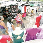 Ambulantes se amontoam nas calçadas e fazem com que as pessoas tenham de se ´espremer´ dentre as bancas VIVIANE PINHEIRO
