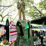 Praça da Lagoinha: estátuas estão sendo usadas como apoio para exposição de produtos de ambulantes KID JÚNIOR
