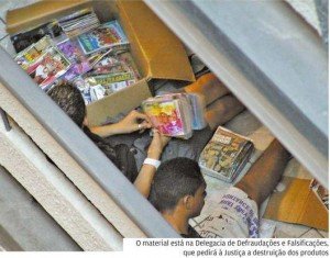 O material está na Delegacia de Defraudações e Falsificações, que pedirá à Justiça a destruição dos produtos (KLÉBER A. GONÇALVES) Pirataria OPovo 01 - 22.1.11 O material está na Delegacia de Defraudações e Falsificações, que pedirá à Justiça a destruição dos produtos (KLÉBER A. GONÇALVES)