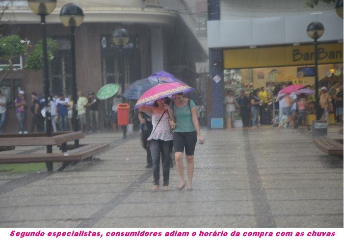 Segundo especialistas, consumidores adiam o horário da compra com as chuvas - Foto: ThiaraNogueira Segundo especialistas, consumidores adiam o horário da compra com as chuvas - Foto: ThiaraNogueira