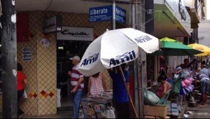 Em frente a sapataria Esquisita, a mobilidade é prejudicada por falta de fiscalização