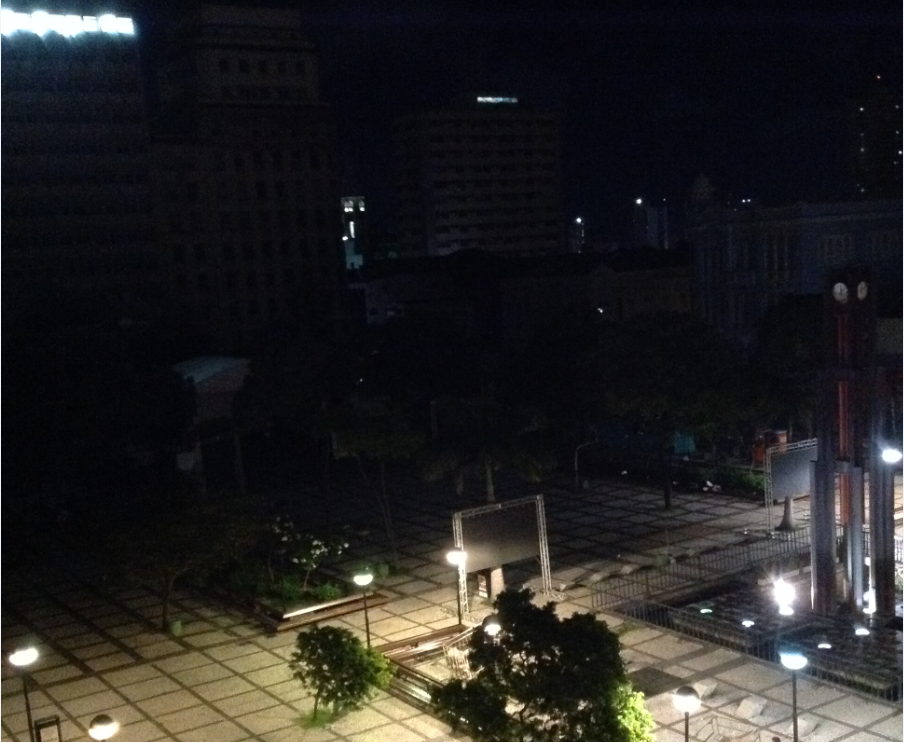 LUZ de VELA = Foto do dia 19/Abril/2014: Ao vir a noite na Praça do Ferreira no período da noite não esqueçam de trazer uma lanterna ou vela, nesse mês de Abril/14 com chuva ou sem chuva,.. Não esqueçam a lanterna. 
